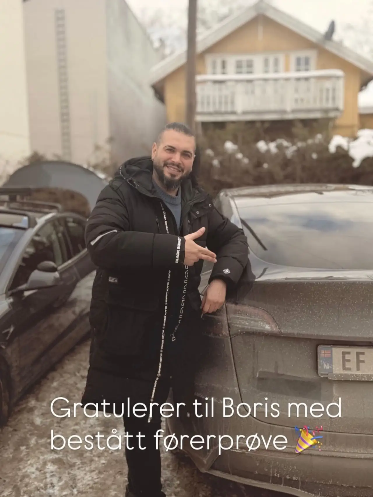 Boris ved skolebilen etter bestått førerprøve