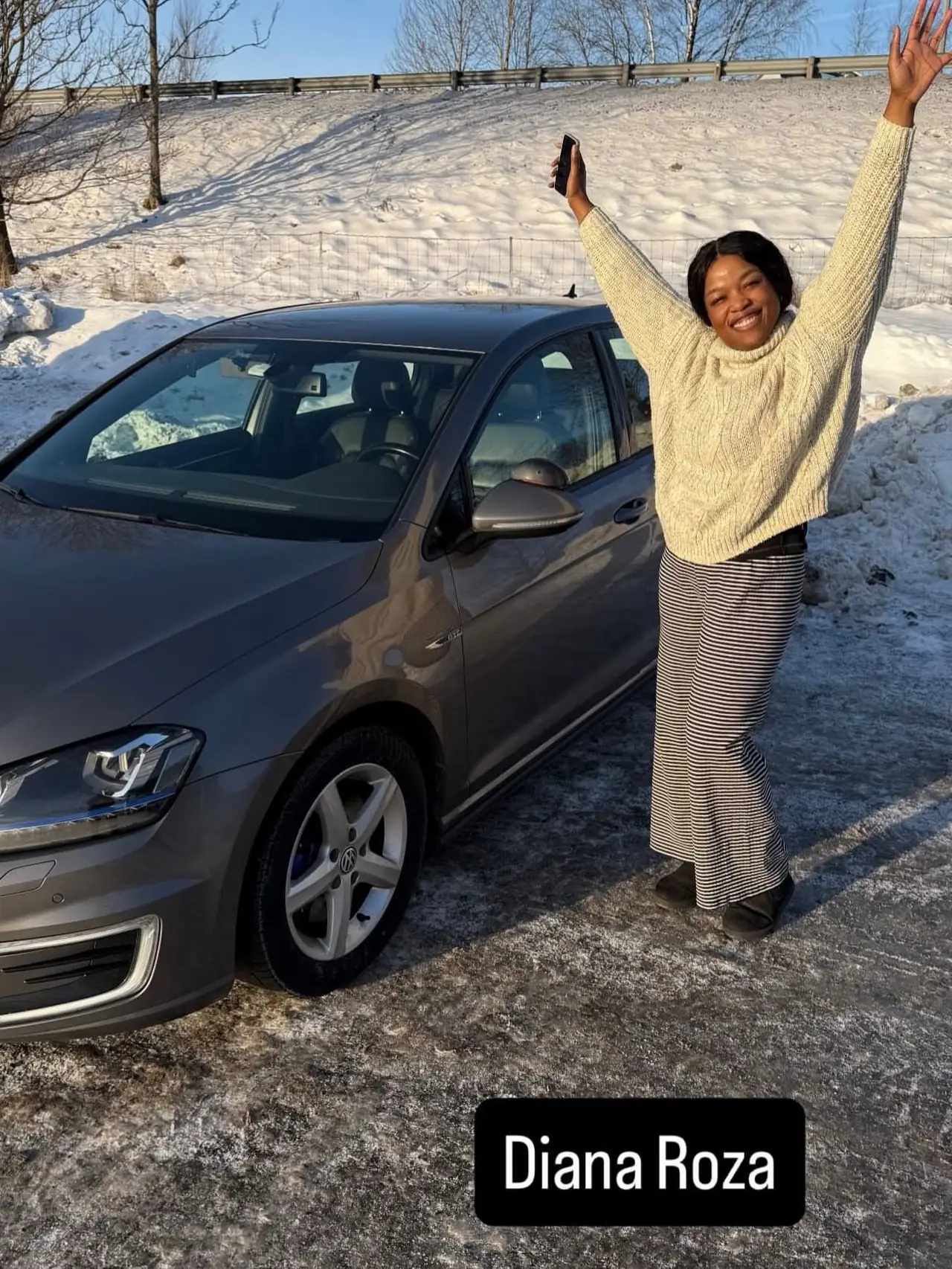 Diana Roza ved skolens Volkswagen Golf etter bestått førerprøve