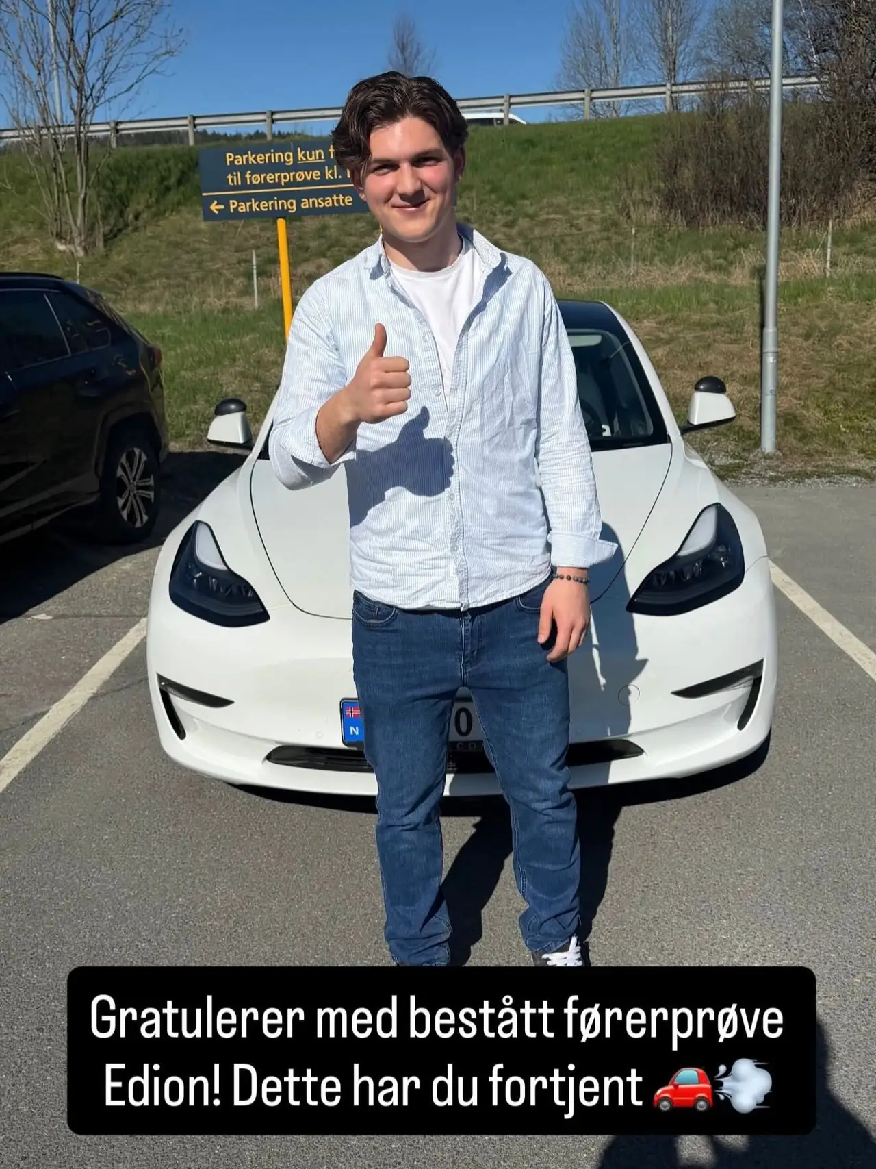 Edion foran skolens Tesla etter bestått førerprøve