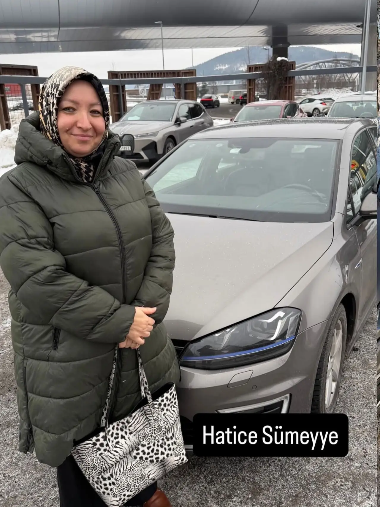 Hatice Sümeyye ved skolebilen etter bestått førerprøve