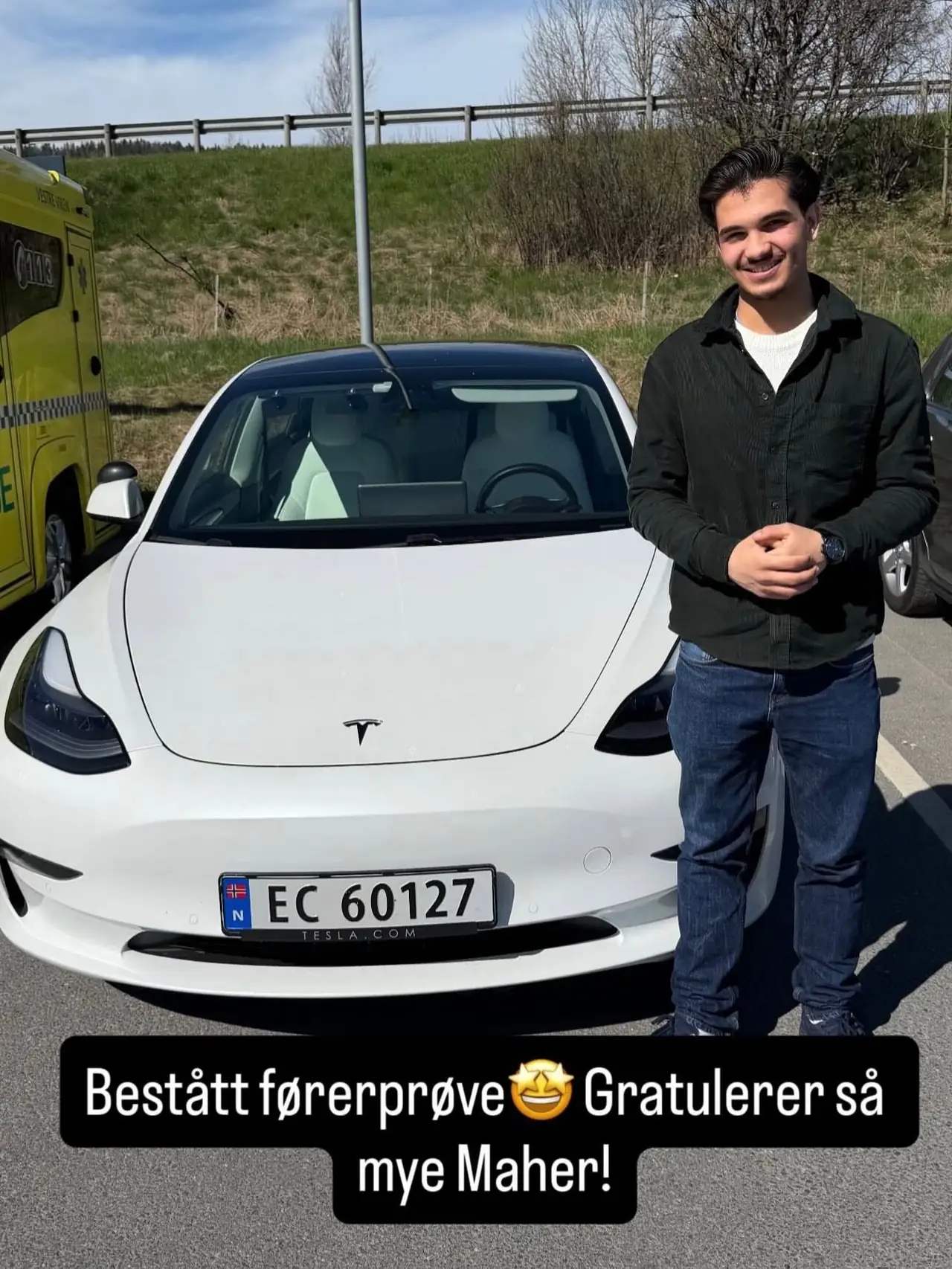 Maher foran skolens Tesla etter bestått førerprøve