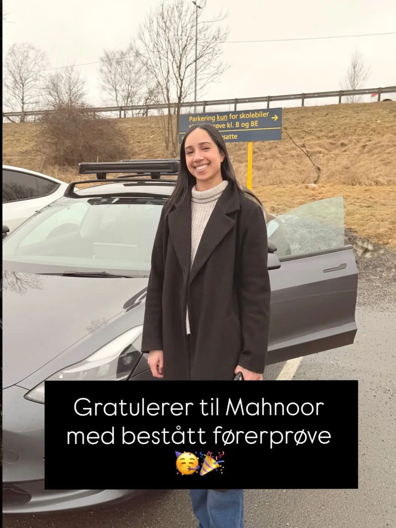 Mahnoor ved skolebilen etter bestått førerprøve