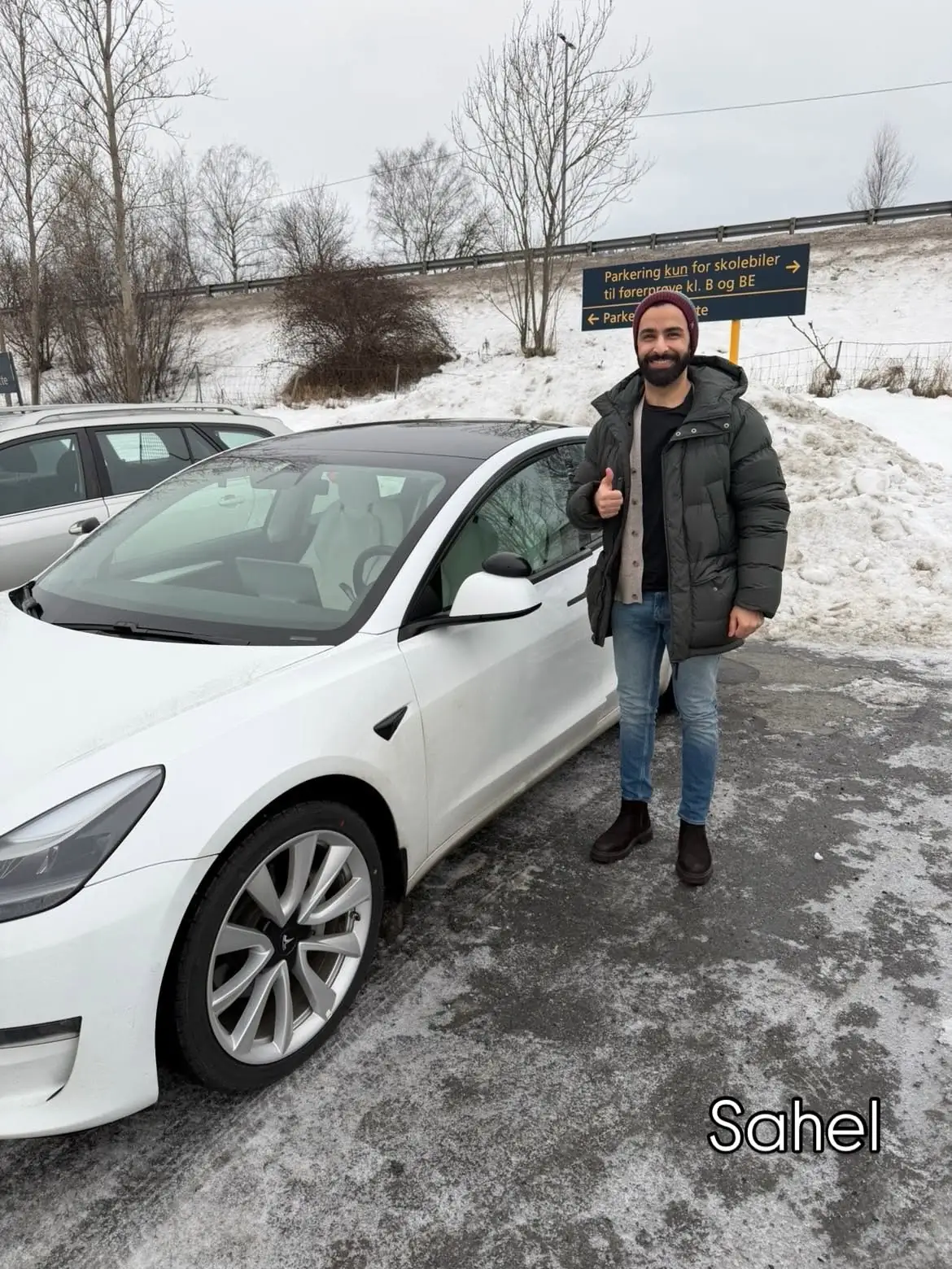 Sahel foran skolens Tesla etter bestått førerprøve